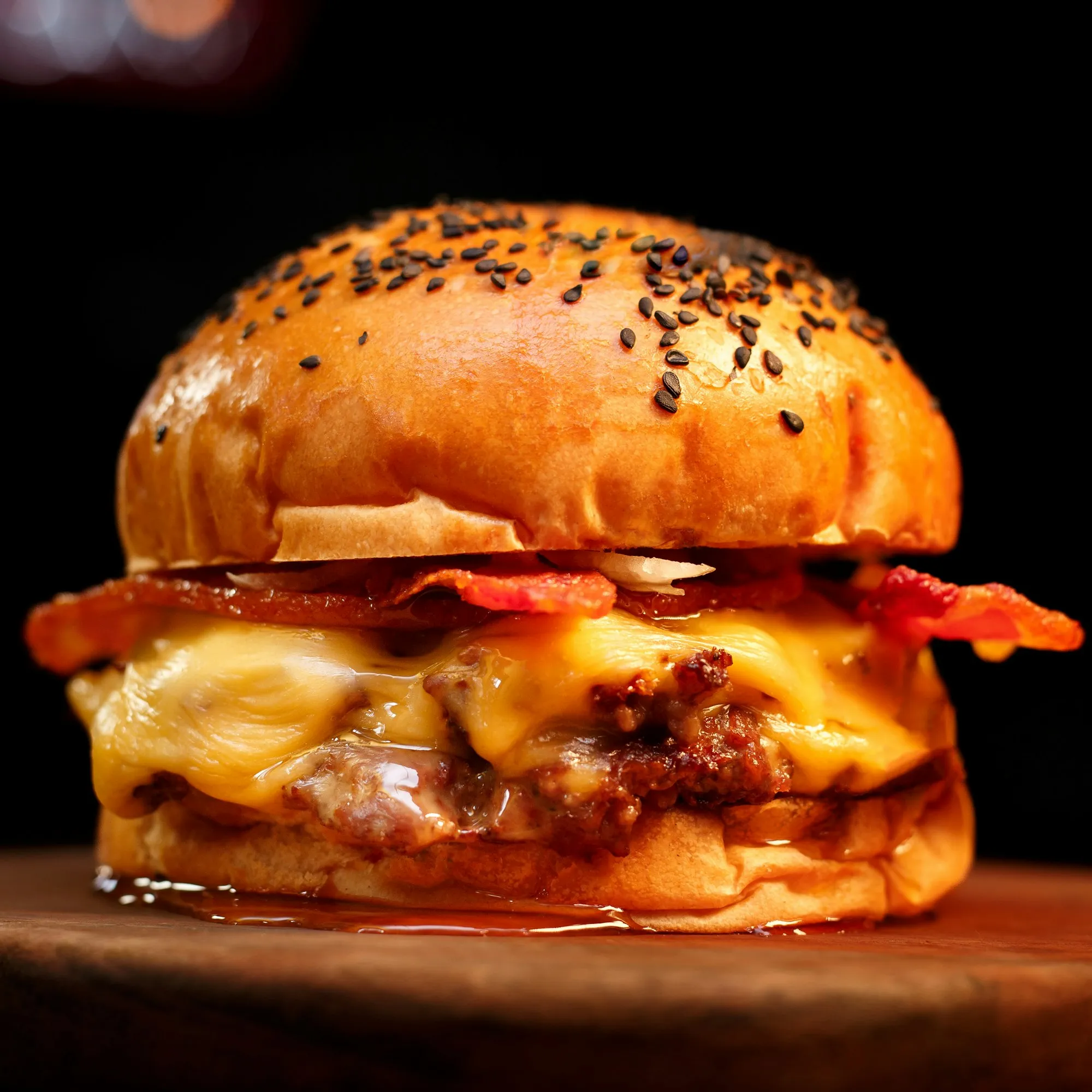 Cheeseburger se slaninou z grilu