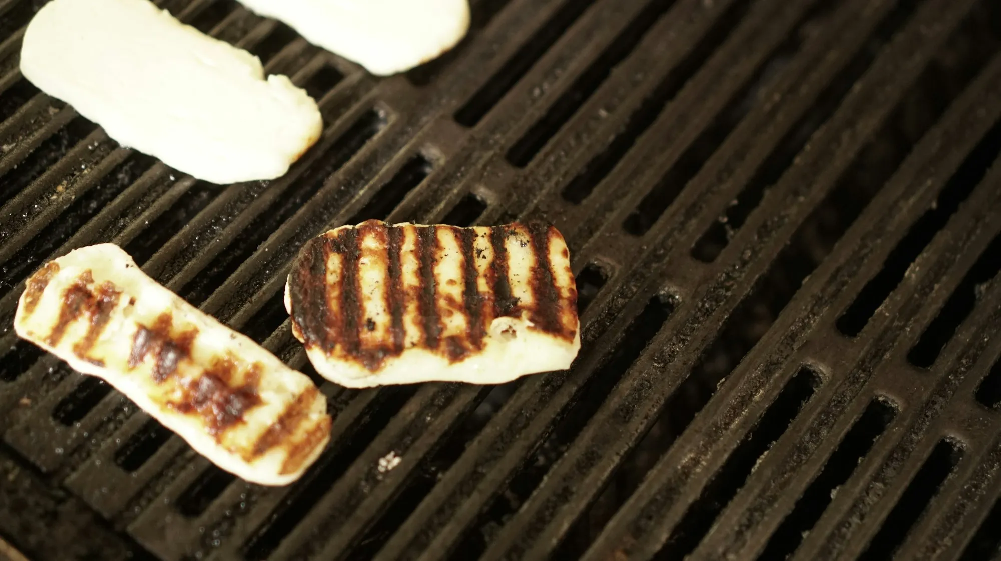 Grilovaný halloumi s citronem, medem a mátou