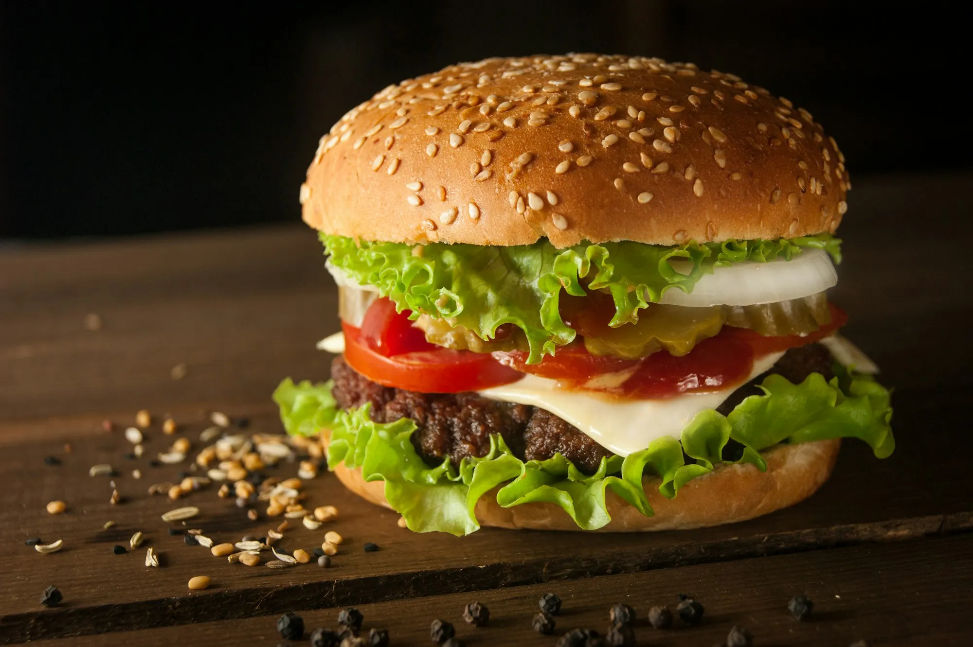 Šťavnatý hovězí burger z grilu
