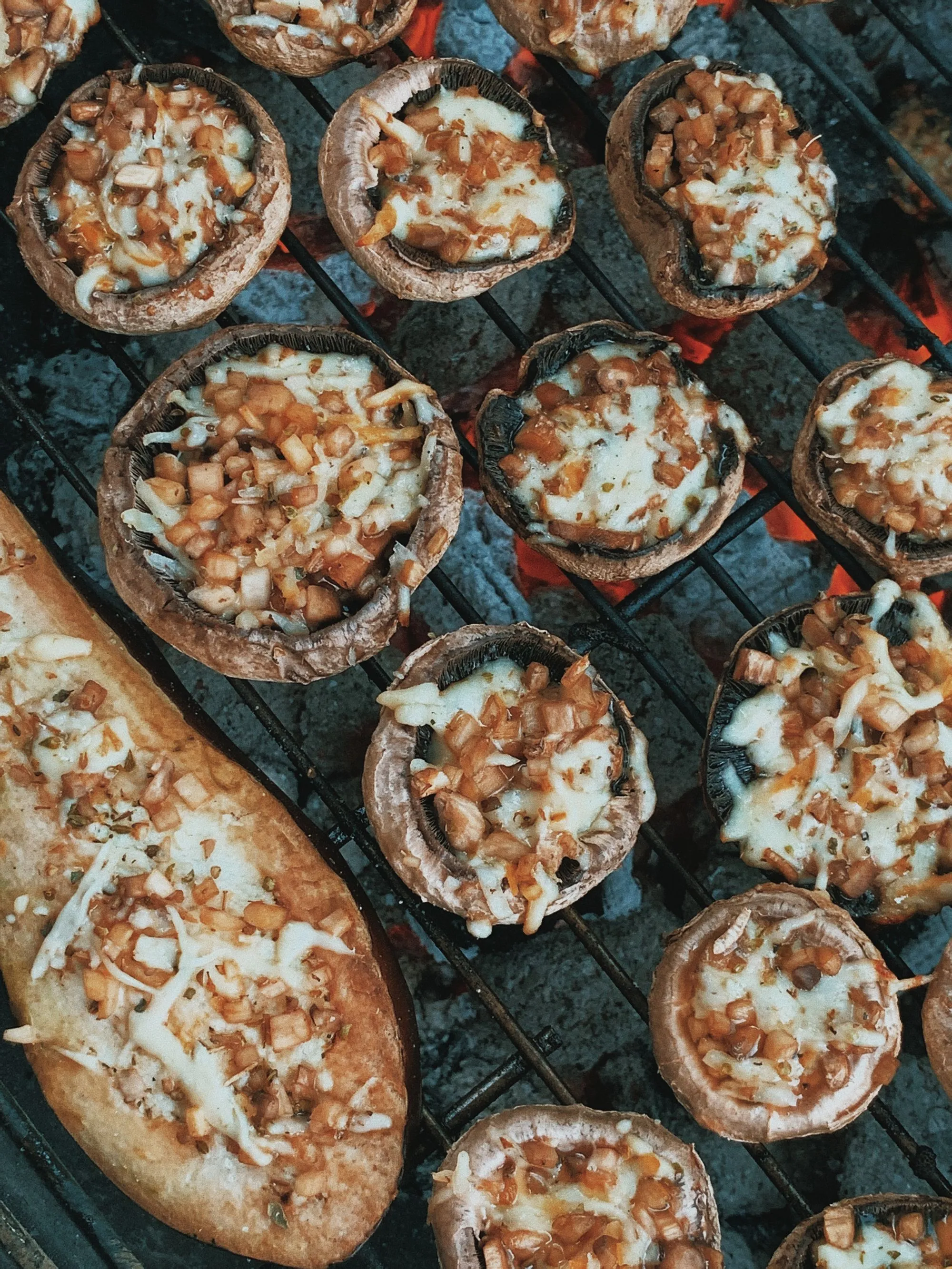 Plněné žampiony z grilu se slaninou a sýrem