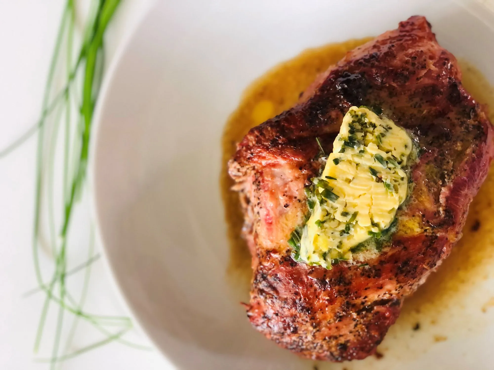 Rump steak s bylinkovým máslem